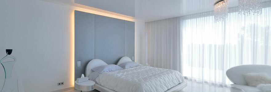 Plafond tendu acoustique dans une chambre